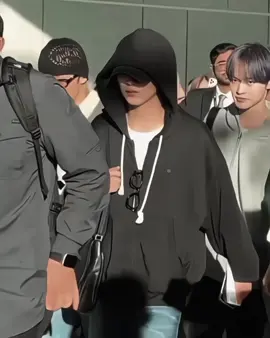Part 4 Siang itu badanmu udah agak mendingan. Kamu duduk di sofa dengan selimut, sementara Haechan sibuk ngecek email di laptop.  Dari tadi kamu cuma ngeliatin dia diam-diam. Rasanya aneh—orang yang sama yang pernah jambak kamu sampai nangis, sekarang duduk di depan kamu habis nyuapin bubur dan ngejagainmu semalaman.  Akhirnya, dengan suara pelan dan ragu, kamu coba buka mulut. “H-Haechan…”  Dia ngangkat alis tanpa nengok. “Apa?”  Kamu mainin ujung selimut, jantungmu deg-degan. “Kenapa… sekarang kamu jadi baik sama aku? Padahal… dari awal kamu selalu kasar.”  Suasana langsung hening. Haechan nutup laptopnya pelan, lalu berdiri.  Langkahnya mendekat ke arahmu bikin kamu refleks mundur sedikit, masih trauma kalau dia bakal marah.  Dia berhenti tepat di depanmu, tatapannya tajam tapi bukan marah—lebih kayak bingung. “Aku juga… gak ngerti,” ucapnya lirih.  Kamu kaget, gak nyangka dia bakal jawab kayak gitu. “Dari awal aku cuma mikir kamu itu cara buat nutupin utang bapakmu. Tapi… makin lama aku liat kamu, aku… jadi gak bisa berhenti mikirin kamu.”  Tangannya pelan narik selimut yang nutupin wajahmu, lalu jemarinya nyentuh pipimu lembut. “Kamu bikin aku marah… tapi kamu juga bikin aku takut kehilangan. Aku benci perasaan ini.”  Air matamu jatuh, campuran antara takut dan hangat. “Tapi… aku masih takut sama kamu…” suaramu pecah.  Haechan terdiam lama, rahangnya mengeras. Lalu, alih-alih marah, dia malah jongkok di depanmu, menatap matamu sejajar. “Kalau kamu takut… jangan pernah jauh dari aku. Biar aku yang jagain kamu.”  Ucapan itu bikin kamu makin bingung—antara ingin lari jauh atau justru ingin percaya. --- Beberapa hari kemudian, badanmu udah lebih kuat. Malam itu tiba-tiba Haechan bilang, “Besok ikut aku keluar.”  Kamu kaget. Sejak hari pertama masuk rumah itu, kamu gak pernah keluar. “K-keluar? Ke mana?” “Jangan banyak tanya. Pokoknya ikut.”  Besoknya, kamu pake dress sederhana yang dia siapin. Hatinya campur aduk, takut, tapi juga penasaran.  Begitu kalian keluar, ternyata Haechan ngajak kamu ke restoran mewah buat dinner sama rekan bisnisnya.  Kamu duduk di sampingnya, gak nyaman karena tatapan orang-orang, apalagi beberapa wanita yang keliatan ngegoda Haechan dari jauh.  Pas salah satu wanita itu nyoba nyapa manis, tiba-tiba tangan Haechan langsung melingkar di pinggangmu erat. “Dia istriku,” katanya tegas dengan tatapan dingin, bikin wanita itu mundur.  Kamu bengong. Hati berdebar keras—kaget karena untuk pertama kalinya dia nyebut kamu istri di depan orang lain, dengan nada seakan-akan beneran milik dia.  Sepanjang acara, Haechan gak pernah lepasin genggaman tangannya di tanganmu. Bahkan waktu kamu pamit mau ke toilet, dia berdiri. “Mau ke mana?” “T-toilet…” “Aku antar.” “Gak usah, aku bisa sendiri—” “Aku antar,” katanya lebih keras, gak bisa dibantah.  Dan bener aja, dia bener-bener jagain kamu sampai depan pintu toilet, lalu nunggu di luar.  Beberapa orang yang lewat sempat ngeliatin heran, tapi dia cuek.  Kamu nunduk waktu balik, tapi dalam hati ada rasa aneh—takut, tapi juga hangat.  Karena di luar rumah… Haechan yang orang lain liat bukan pria kasar, tapi suami yang protektif.  Malam itu di mobil, kamu nekat nanya pelan. “Kenapa… kamu protektif banget di luar? Padahal di rumah… kamu kasar sama aku…”  Haechan yang lagi nyetir cuma melirik sebentar, lalu senyum tipis penuh misteri. “Karena di luar… gak ada yang boleh nyentuh milikku.”  Kata-kata itu bikin kamu makin bingung—antara takut karena diperlakukan kayak barang, atau… terenyuh karena ada sisi dia yang beneran gak mau lepasin kamu. --- lanjut dikomen... #haechan #nct #pov #povstories #fyp 