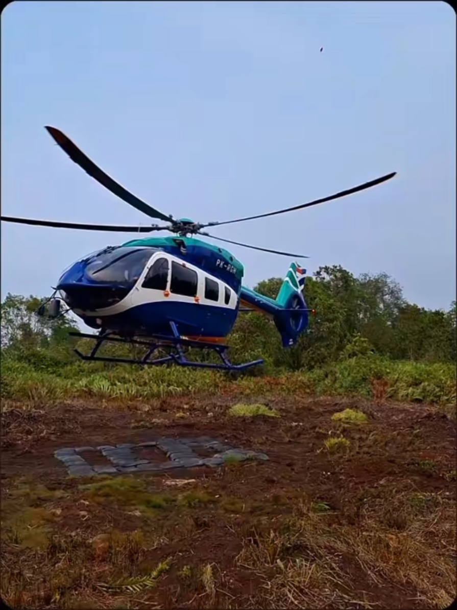 Terbanglah kelangit yang tinggi, Dengan sayap impian, kita terbang bebas. Menyusuri awan, melihat dunia dari atas.#terbangtinggi #helicopter #mantewe #fyp 
