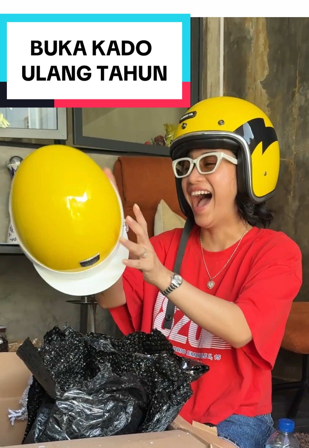 Sengaja tidak merayakan ulang tahun menginjak 43 tahun usia Janda Organik ini. Hanya pingin istirahat ngonten sehari saja. Trimakasih buat semua Sahabat Omay yang sudah DM, WA, ngucapin selamat ulang tahun dan doain yang baik - baik untuk Omay, doa yang sama buat Kalian sekeluarga ya, maaf banget Omay  nggak bisa balas 1/1 dan nggak bisa repost instastory 1/1. LOPE YOU PULL pokoknya!!  Trimakasih buat Bang Andre dan Lita yang selalu jagain dan sabar ngadepin Omay. Sukses dan Maju bersama kita ya.  Trimakasih buat The Most Positive and Humble Human Being On Earth Desiree Tarigan buat Kue Ulang Tahunnya yang elegant ini, GBU and family Mami.  Trimakasih buat Kak Ala Bisyir sudah buatin Kue Ulang Tahun tercantik yang pernah Omay terima dalam hidupku, nanti kalau Omay nikah pesan Wedding Cakenya dari Kak Ala ya. Trimakasih Beautika Jakarta banyak banget makanannya, terharu banget dapat makanan sebanyak itu #awurawuremplok #faridanurhan 