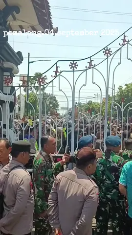 Situasi Siang ini Di depan Pendopo( Kantor Bupati Pemalang )Kab.Pemalang,Para demonstran mulai berdatangan #pemalangikhlas #pemalangpride #pemalanghits #tegallakalaka #tegalhits #tegalkotabahari #tegal24jam #brebes24jam #brebestiktokers #pemalangselatan #jatenggayeng #jabaristimewa #jogjaviral #solozgaming #baliindonesia #jakartaselatan #jakartakeras #Dpr #jokowidodo #bahari #demonios #indonesianidol #wakilrakyat #wakilrakyatnetizen #netizenindonesia #netizenmahabenar #netizen62 #viralvideos 