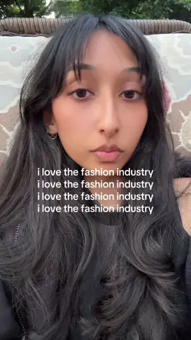 hypnotizing myself so i don’t pivot careers before i’ve even started  #fashion #devilwearsprada #fashiontiktok #fashionindustry #fashiontok 