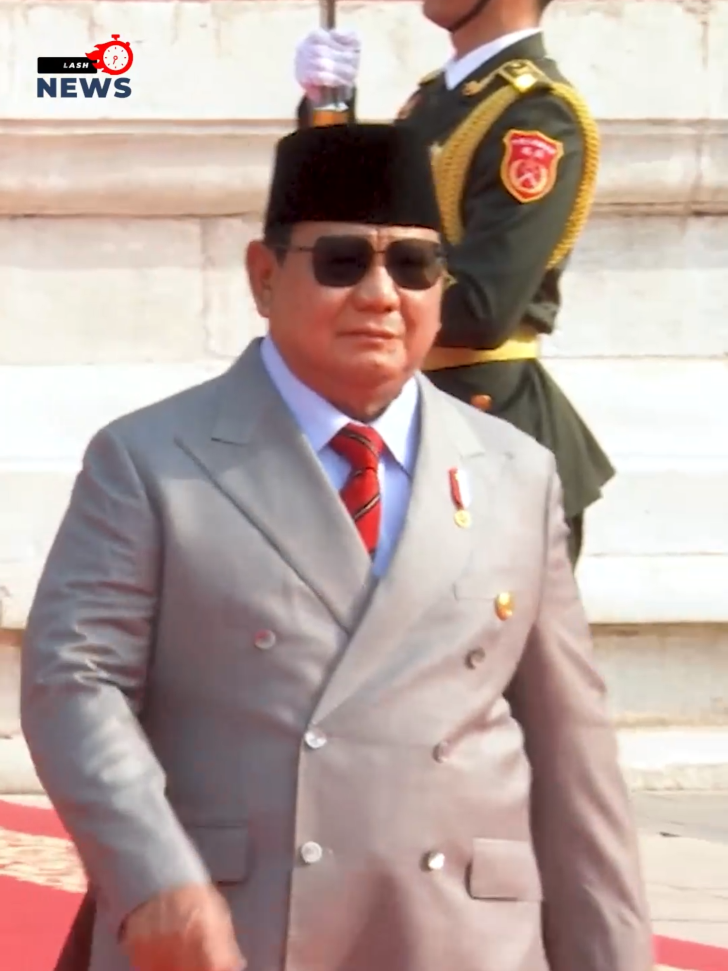Seskab Teddy Ungkap Presiden Prabowo di China Kurang dari 8 Jam, Langsung Pulang ke Indonesia  Sekretaris Kabinet (Seskab) Teddy Indra Wijaya mengungkapkan bahwa Presiden Prabowo tidak membutuhkan waktu lama untuk berada di China. Kedatangan Prabowo, menurut Seskab Teddy untuk memenuhi undangan khusus Presiden Tiongkok, Xi Jinping. “Hari ini, hanya dalam waktu kurang dari 8 jam, Presiden Prabowo Subianto berada di Beijing, Republik Rakyat Tiongkok, dalam rangka memenuhi undangan khusus dari Presiden Tiongkok, Xi Jinping, untuk menghadiri rangkaian acara Perayaan 80 Tahun Kemenangan Perang Perlawanan Rakyat Tiongkok,” ujar Seskab Teddy dalam keterangan resminya pada Rabu, 3 September 2025. Kunjungan Prabowo ke China ini pun tak sesuai dengan rencana awal karena seharusnya sudah tiba sejak akhir Agustus lalu. Seskab Teddy membeberkan bahwa Prabowo menunda lawatannya dengan pertimbangan kondisi dalam negeri beberapa waktu terakhir.   “Presiden Prabowo seyogianya diundang untuk menghadiri rangkaian acara yang dimulai sejak 31 Agustus lalu. Namun, memutuskan untuk menunda keberangkatan karena mempertimbangkan dinamika situasi di dalam negeri,” terangnya.#voxpro #dkliknews