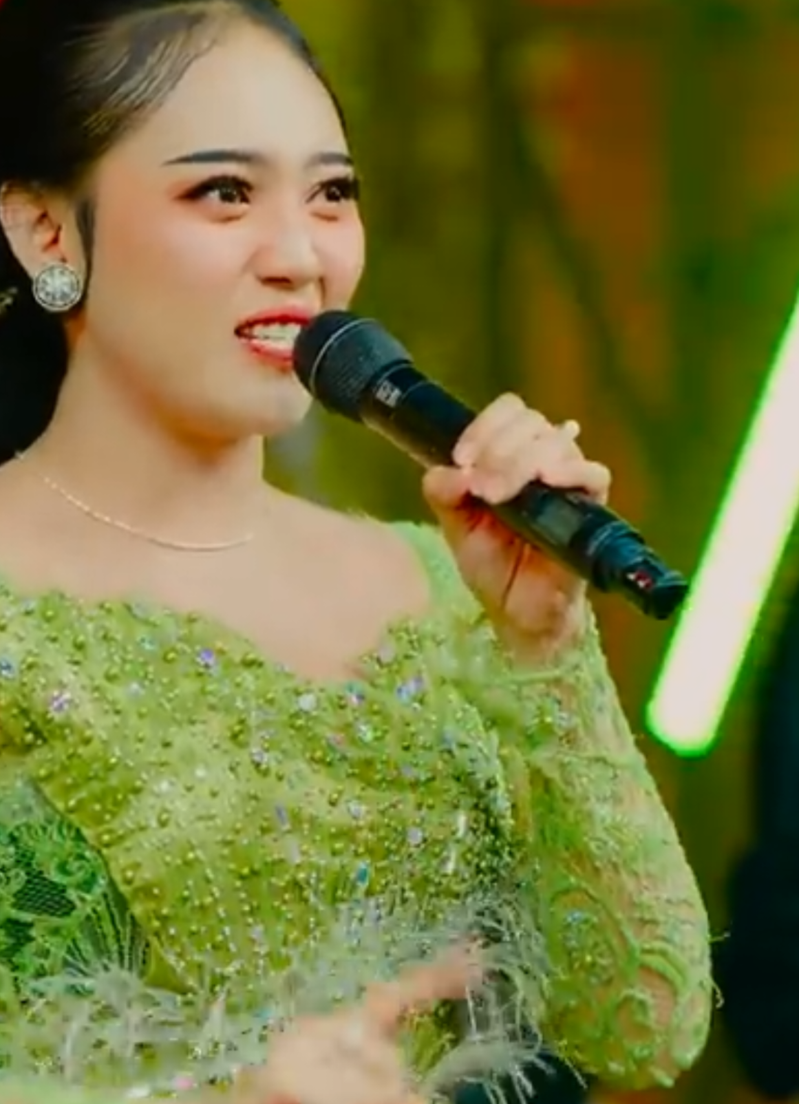 Isuk awan ning omah wis ora krasan Keluyuran anggolek'i sing tak sayang Title : Podang Kuning Singer : Silvy Kumalasari YTC : MAHESA OFFICIAL  #zaxepreels #silvykumalasari #podangkuning 