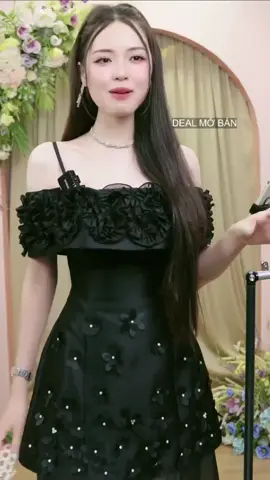 Diện set váy Maxi Kiều Linh màu đen cực chảnh! Màu đen nhuộm vải số lượng có hạn, các chị tranh thủ nha!
