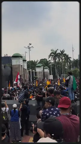 “Di tengah panasnya aksi di kawasan Senayan, ada momen menyejukkan. Sejumlah polisi membagikan air mineral langsung kepada massa di Jalan Gerbang Pemuda. Aksi ini disambut antusias para demonstran di bawah terik matahari. Hingga pukul 15.25 WIB, unjuk rasa masih berlangsung di beberapa titik sekitar DPR, sementara arus lalu lintas Gatot Subroto–Slipi dan akses keluar tol Senayan ditutup petugas.”