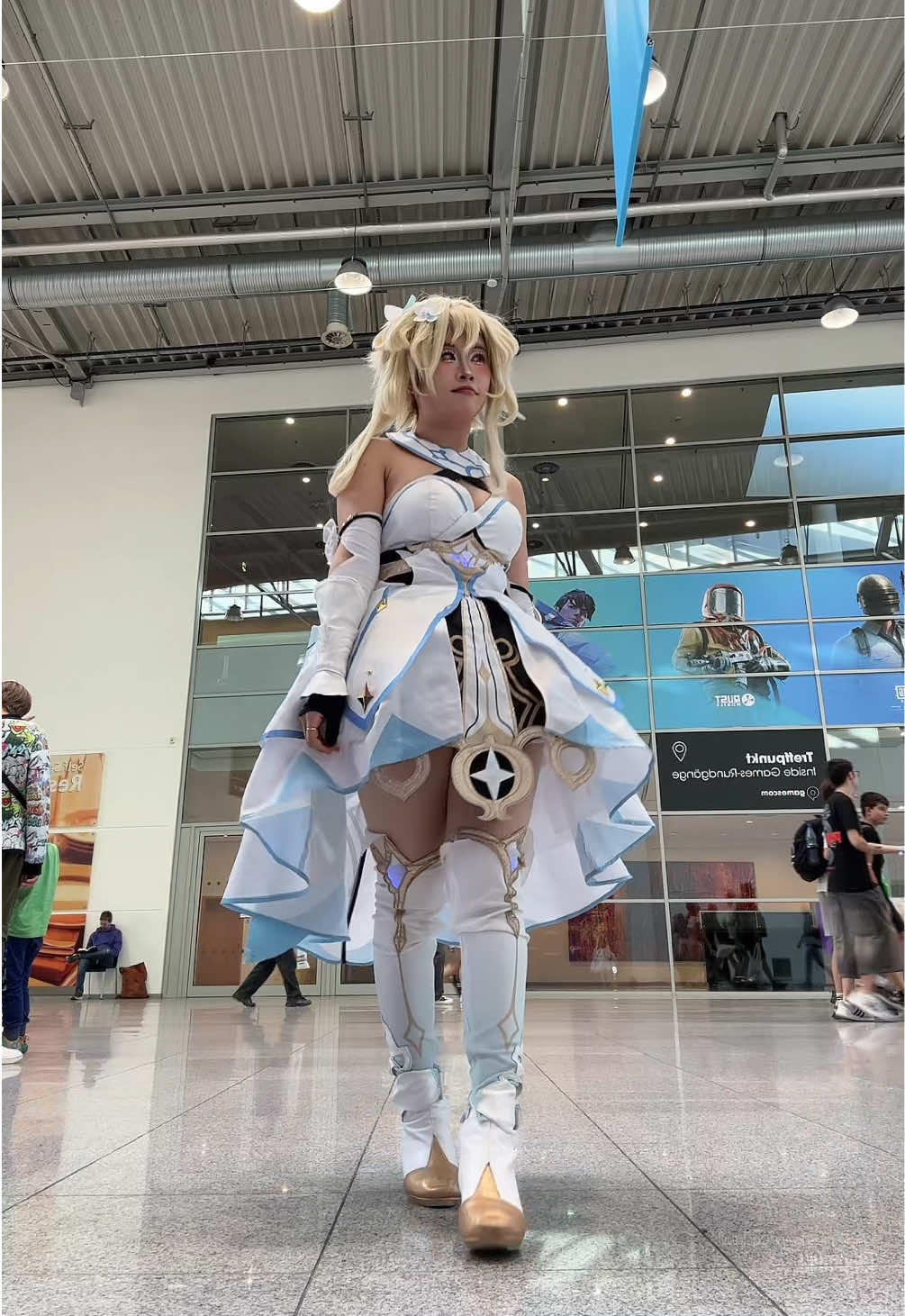 I couldn’t hold my laugh in at the end 😀 #cosplay #GenshinImpact #lumine #gamescom #dance 