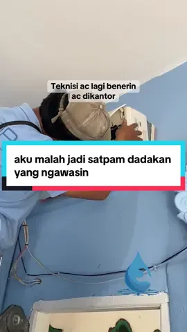 Teknisi lagi fokus benerin AC di kantor ❄️, tapi aku malah jadi satpam dadakan yang ngawasin 😅👀 Ada keluhan AC?  Hubungi tim kami segera!😉 More info ⤵️ 📲 0812-9500-1109 #cuciacbersih #cuciacberlendir #cuciacberdebu #cuciacjakarta #cuciacjakartatimur    