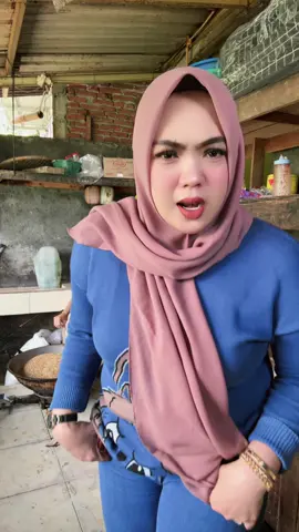Jogetin aja lah😜😜#bakulmendoanviral #mendoan #tempemendoan #suciisotang #mendoanambasuciisotang84 #miekuthelsucisotang #ngapak #miekuthelsucisotang 