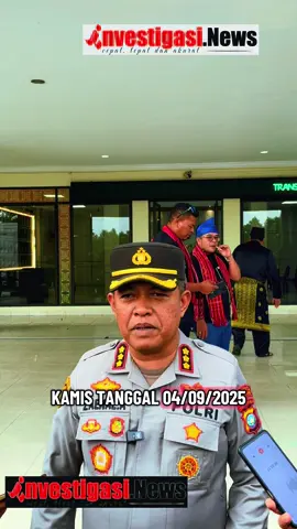 #Investigasi.news Silaturahmi ke Polresta Barelang, LAM Batam Tegaskan Dukungan Moril dan Apresiasi untuk Kepolisian Batam – Lembaga Adat Melayu (LAM) Kota Batam bersama Organisasi Masyarakat (Ormas) dan Paguyuban se-Kota Batam melakukan kunjungan silaturahmi ke Mapolresta Barelang, Kamis (4/9). Kunjungan tersebut dipimpin langsung oleh Ketua LAM Batam Kepri, H. Raja Amin, beserta jajaran pengurus sebagai wujud dukungan moril terhadap jajaran kepolisian dalam menjaga keamanan dan ketertiban masyarakat (Kamtibmas) di Kota Batam. Rombongan disambut hangat oleh Kapolresta Barelang Kombes Pol Zaenal Arifin bersama pejabat utama Polresta. Suasana penuh keakraban dan kebersamaan terlihat sejak awal pertemuan berlangsung. Dalam sambutannya, Ketua LAM Batam Kepri menyampaikan apresiasi atas dedikasi dan kerja keras aparat kepolisian yang selama ini menjaga kondusifitas Batam, terutama di tengah dinamika sosial dan tantangan keamanan kota yang heterogen. “Silaturahmi ini adalah bentuk komitmen LAM untuk terus mendukung terciptanya Batam yang aman, damai, dan sejahtera. Tugas menjaga keamanan bukan hanya milik kepolisian, tetapi juga tanggung jawab kita semua sebagai masyarakat,” ujar H. Raja Amin. Ia menambahkan, LAM Batam siap bersinergi dan berjalan seiring dengan Polresta Barelang dalam menciptakan harmoni di tengah keberagaman masyarakat Batam. “LAM Batam akan selalu berdiri bersama kepolisian, karena menjaga Kamtibmas adalah tanggung jawab bersama,” tegasnya. Sementara itu, Kapolresta Barelang Kombes Pol Zaenal Arifin menyampaikan apresiasi mendalam atas perhatian dan dukungan yang diberikan LAM Batam. Menurutnya, kehadiran tokoh adat, tokoh agama, tokoh masyarakat, dan pemuda merupakan modal sosial yang sangat penting dalam memperkuat sinergi. “Polresta tidak bisa bekerja sendiri. Dukungan dari seluruh elemen masyarakat, termasuk ormas, adalah kunci menjaga Batam tetap aman, damai, dan nyaman bagi semua warga,” ungkap Kapolresta. Dalam pertemuan tersebut, sejumlah perwakilan ormas juga menyampaikan pandangan, masukan, serta usulan terkait persoalan sosial dan keamanan di tengah masyarakat. Diskusi berlangsung hangat dan konstruktif, mencerminkan komitmen bersama untuk menjaga persatuan dan kesatuan. Silaturahmi ini ditutup dengan tekad kuat antara Polresta Barelang dan LAM Batam beserta ormas untuk terus mempererat kolaborasi, mendukung program kepolisian, serta memastikan Batam tetap menjadi kota yang kondusif dan harmonis.