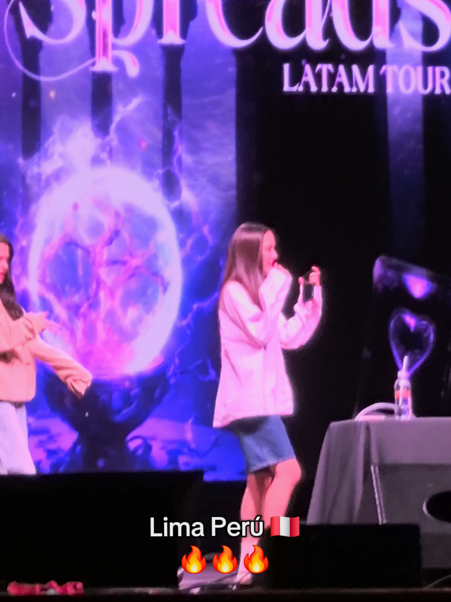 Freen Sarocha Handsome 🤩🤩 justo antes de iniciar el Hi Bye... FreenBecky nos regalaron este baile inolvidable 🤩🤩🤩🤩#beckyarmstrong@FreenBecky Perú Official  #freensarocha #limaperu🇵🇪 #idolfactoryth #tailandia🇹🇭 