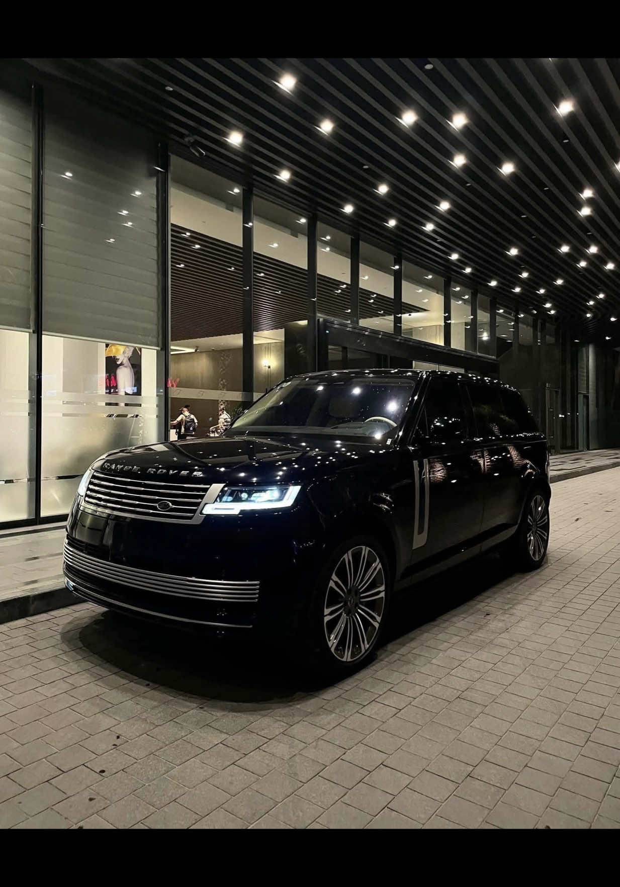 Range Rover SV 2023 được trang bị hệ thống âm thanh Meridian Signature Sound System với 34 loa, công suất lên tới 1.600W (kèm loa sub và loa tích hợp trong tựa đầu).Âm thanh của nó không chỉ “nghe nhạc” mà còn kiểu như dựng nguyên cả phòng hòa nhạc di động trong xe 🎶. Mời mọi người cảm nhận nha (đeo tai nghe sẽ rõ chất âm hơn đóoo) #rangerrover #sv #meridian #xesang #testloa 