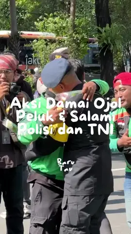 Hari ini, 2 September 2025, kumpulan Ojol membagikan 2000 tangkai bunga bewarna pink & putih kepada Aparat TNI Polri yang berjaga di Jalan Medan Merdeka Selatan, Jakarta. Bagi Ojol perjuangan menuntut keadilan tetap bisa dilakukan secara bermatabat & damai. #jktgo Video credit to @barutausekarang / source news: Kumparan.