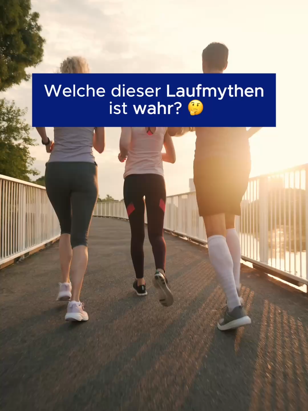 Erkennst du die wahre Laufmythe? Die Auflösung: Je mehr man schwitzt, desto mehr Kalorien hat man auch verbrannt. ❌ Das ist falsch, Intensität und Dauer beeinflussen den Kalorienverbrauch, ob du dabei viel oder wenig schwitzt hängt von deinen individuellen Voraussetzungen, der Temperatur, Kleidung ab, nicht direkt von Kalorienverbrauch. Laufen ist schlecht für die Gelenke. ❌ Das ist falsch, regelmäßiges, moderates Laufen kann Knorpel, Knochen und Gelenke sogar stärken. Dafür sind aber gute Schuhe, eine langsame Steigerung, regelmäßiges Dehnen und gezielte Kraft- und Stabilitätsübungen die Grundvoraussetzung. Idealerweise lässt du vor Trainingsbeginn eine professionelle Laufanalyse (sportmedizinische Untersuchung) durchführen, die mögliche Schwachstellen aufzeigt. Wir bezuschussen diese für Versicherte, wenn sie auch eine Leistungsdiagnostik umfasst, mit bis zu 160 € alle zwei Jahre. Vor dem Laufen sollte man sich nicht statisch dehnen. ✅ Das ist richtig, denn statisches Dehnen hilft nicht, die Bänder und die Muskulatur aufzuwärmen. Es führt eher dazu, dass deine Muskulatur kraftloser und weniger spritzig bzw. reaktionsfähig ist. Das senkt deine Laufeffizienz. Daher solltest du dich besser dynamisch aufwärmen, z. B. mit einem Lauf-ABC oder Übungen wie Kniehebelauf, Anfersen und Ausfallschritten. #lauftipps #lauftraining #laufen #mythen