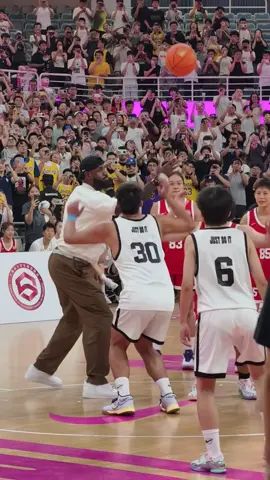 Tip-off with LeBron James at Shanghai Jiao Tong University! 🏀🔥 cr. momo @nba @nike @lebronjames_king_ @sjtu1896 #LeBronJames #NBA #JamesChinaTour #Shanghai #SJTU #JamesChinaTour #LeBronInChina #KingJamesChinaTour