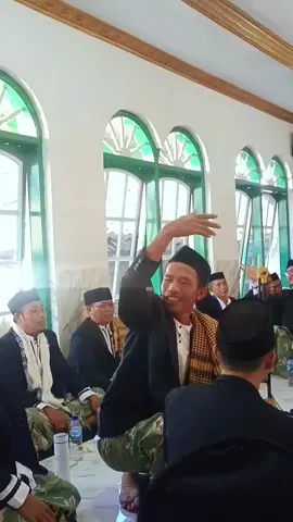 Dalam rangka memperingati Maulid Nabi Besar Muhammad SAW, masyarakat Terateudik RT 02 RW 02 Kelurahan Masigit, Kecamatan Jombang melaksanakan acara peringatan Maulid di Masjid Sumpah Link. Terateudik. Kegiatan ini diisi dengan pembacaan maulid serta doa bersama, sebagai bentuk ungkapan syukur dan cinta kepada Nabi Muhammad SAW. Selain menjadi momentum untuk menambah keimanan dan kecintaan kepada Rasulullah, acara ini juga mempererat kebersamaan serta menjalin silaturahmi antarwarga di lingkungan Terateudik. Semoga kegiatan ini membawa keberkahan, kerukunan, dan kedamaian bagi seluruh warga RT 02 RW 02. #fypシ #maulidnabi #terateudik #masjidsumpah #cilgonbanten 