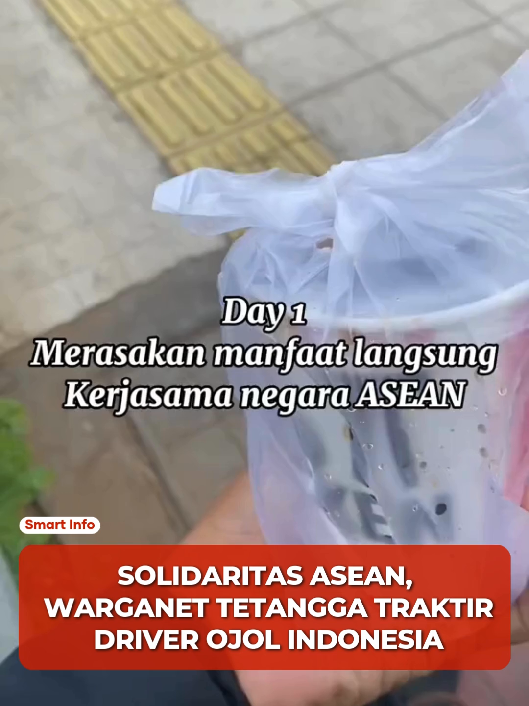 Sejumlah warga ASEAN menunjukkan solidaritas kepada masyarakat Indonesia di tengah gelombang unjuk rasa. Inisiatif ini muncul dari ajakan seorang warga Singapura untuk membantu lewat pemesanan makanan dan obat-obatan via ojek online, yang disalurkan ke LSM maupun langsung ke pengemudi Ojol. Warga asing menggunakan aplikasi seperti Grab dengan lokasi Indonesia, memilih kota tujuan, dan memesan barang melalui fitur ‘Mart’ atau apotek. Pesanan diambil di titik netral seperti hotel atau rumah sakit agar bantuan dapat didistribusikan merata kepada para pengemudi di jalan. 📃: Kompas.com 🎥: Tiktok/ faithyedutun #fypシ゚ #fyppppppppppppppppppppppp #viralvideo #viral