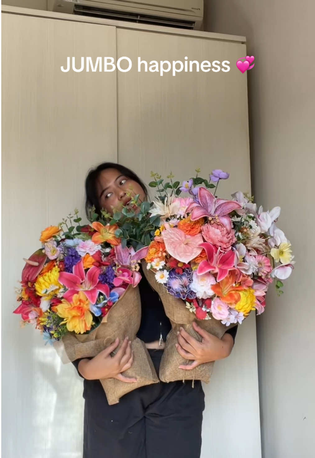 di atas large masih ada human size 🔝 😄 perbandingan yang gede sama yang GEDE  guyss anw belum bisa kirim ke luar kota yaaa huhu we’re definitely working on it!!! #thumbelina #thumbelinabouquet #bouquet #floristjakarta 