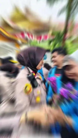 Momen hangat personel Polri dengan mahasiswa saat kegiatan penyampaian pendapat. Jalannya aksi dengan damai menunjukkan bahwa persatuan harus terus terjalin di tengah keberagaman yang ada, agar terciptanya suasana aman dan damai. Mari Kita Waspada Provokator Pemecah Belah Bangsa dan Bersama #JagaKeutuhanIndonesia 