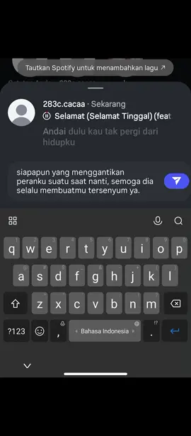 Merelakan seseorang yang kamu cintai, adalah proses panjang yang perlahan mengikis bahagia dalam dirimu. bukan karena cintamu kurang kuat, tapi karena semesta seolah tak pernah berpihak. kamu mencintainya sepenuh hati, kamu pernah berdoa dengan air mata yang jatuh diam-diam di malam hari, kamu pernah berharap setiap harinya hanya tentang dia, tapi pada akhirnya kamu harus sadar, bahwa tidak semua rasa layak diperjuangkan sampai habis-habisan. kamu mulai belajar menerima, walau hatimu menolak. kamu mulai berjalan menjauh, walau jiwamu ingin tetap tinggal. kamu mulai belajar tersenyum, di tengah luka yang tak pernah bisa kamu sembuhkan sendiri. setiap hari kamu berpura-pura tidak apa-apa, walau di dalam kepalamu namanya masih berisik, suaranya masih terngiang, senyumnya masih kamu ingat dengan jelas. kamu mencoba menghapus kenangan, tapi kenangan tak bisa kamu buang begitu saja. kamu mencoba mencintai orang lain, tapi tak ada yang mampu menggantikan tempatnya. kamu mencoba membenci, tapi hatimu tetap lembut jika bicara tentang dia. dan di antara semua itu, kamu tetap mencintai dalam diam, dalam jarak, dalam rindu yang tak bisa kamu tunjukkan. kamu belajar mengikhlaskan tanpa menghapus rasa, belajar menerima tanpa benar-benar rela, dan belajar berjalan sendiri tanpa arah yang jelas. dan mungkin inilah bentuk paling sunyi dari cinta, ketika kamu harus melepaskan seseorang yang kamu tahu, adalah satu-satunya yang ingin kamu genggam selamanya. kamu tetap berdoa agar dia bahagia, walau bukan denganmu. kamu tetap berharap dia baik-baik saja, meski kamu sendiri tidak pernah benar-benar baik semenjak kehilangan dia. dan akhirnya, kamu sadar, bahwa cinta bukan selalu soal memiliki, tapi soal keberanian untuk melepaskan, saat tetap bersamanya hanya membuatmu terluka lebih dalam setiap harinya.😊