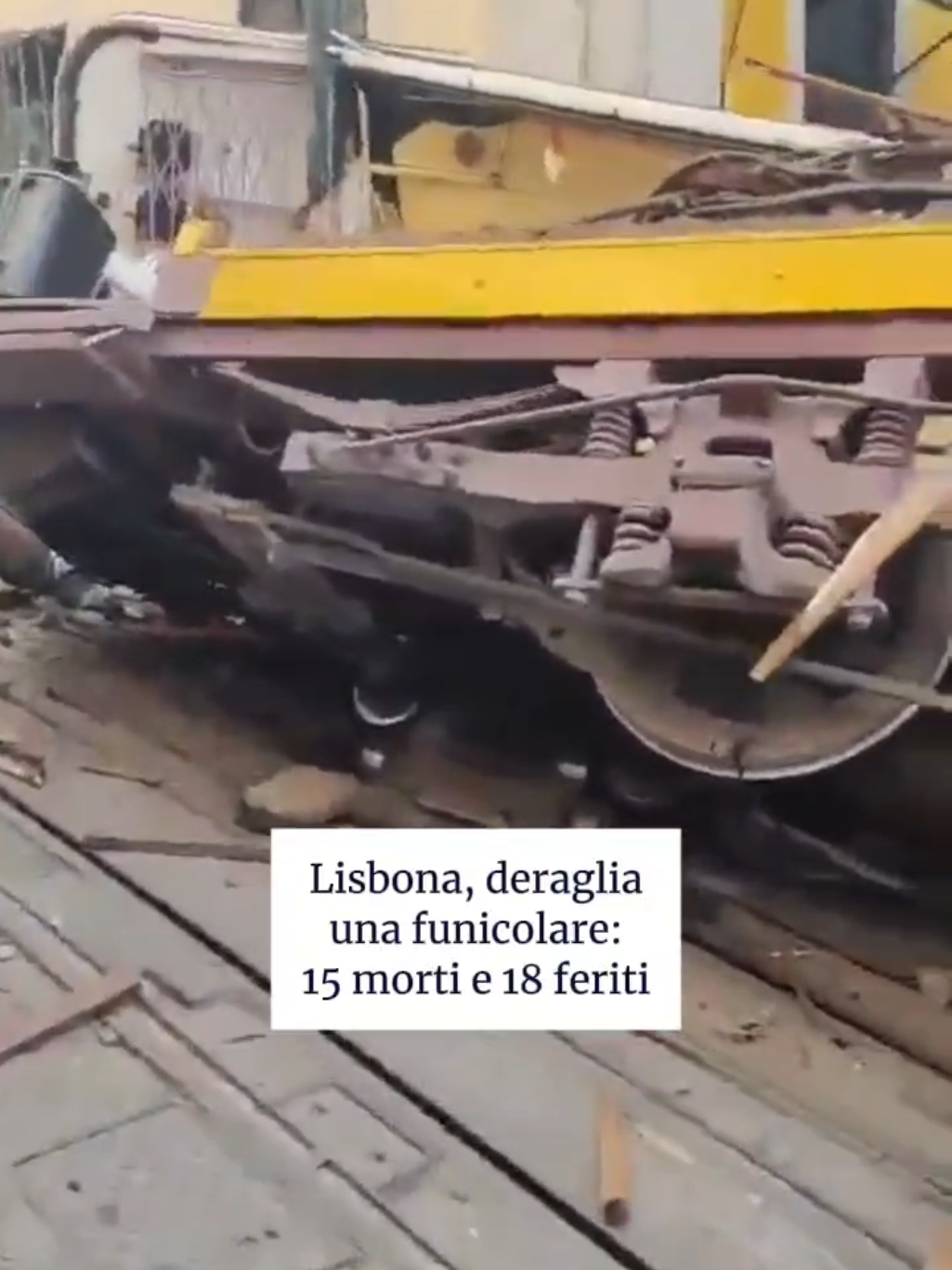 ⚫ Nel tardo pomeriggio di ieri, mercoledì 3 settembre, la funicolare Elevador da Glória, nella capitale portoghese Lisbona è deragliata, provocando almeno 15 morti e 18 feriti. Secondo le prime ricostruzioni, un cavo che regge la vettura avrebbe ceduto, facendola andare a sbattere contro un edificio adiacente. In seguito all’incidente, 7 persone sono state portate in ospedale, di cui 5 in condizioni gravi. Il governo ha proclamato una giornata di lutto nazionale. La funicolare, classificata come monumento nazionale, collega la parte bassa della città con il Barrio Alto, ed è uno dei mezzi più utilizzati dai turisti.
