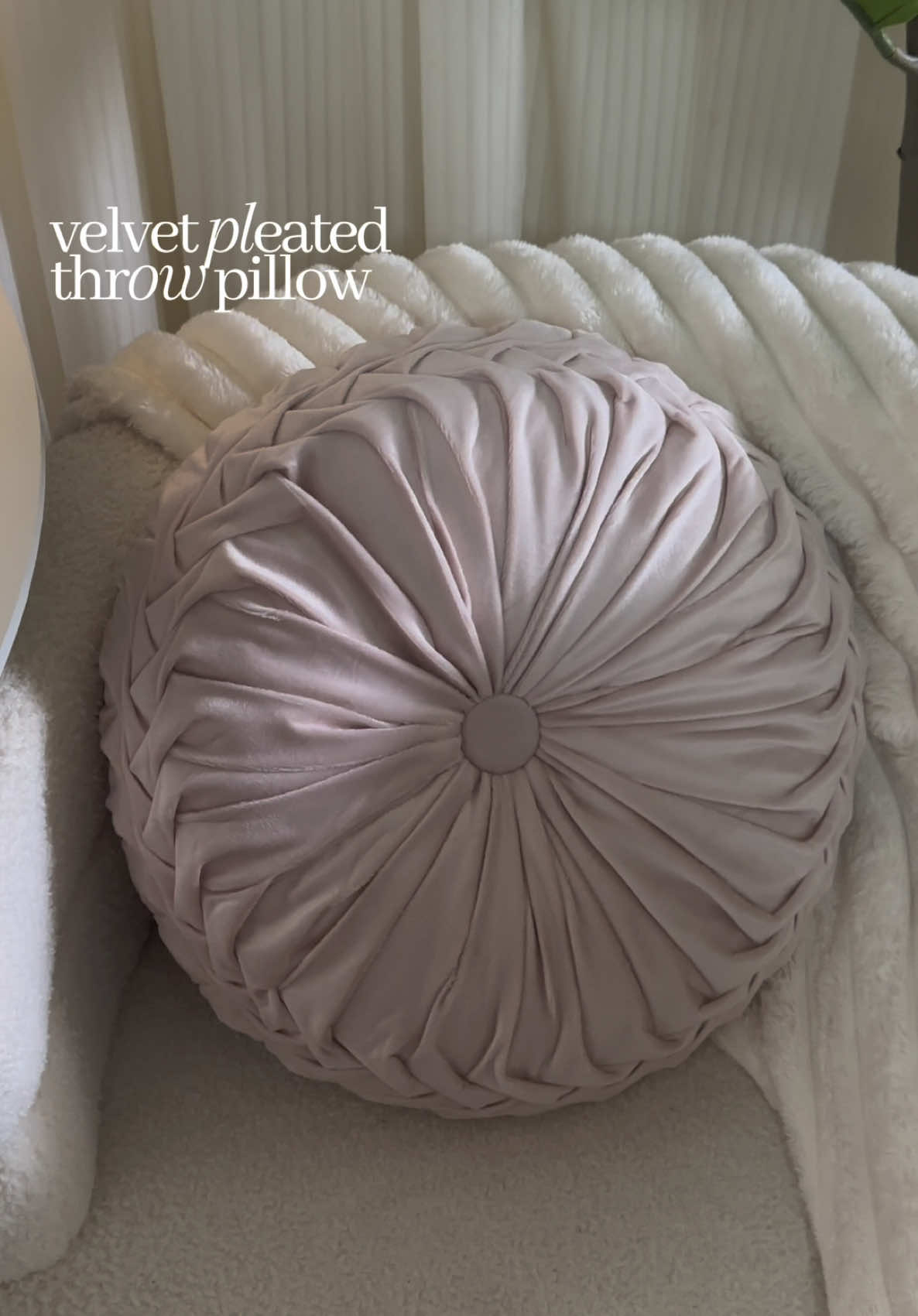 sobrang ganda nitong velvet throw pillow 😍 #velvetpleatedthrowpillow #throwpillow #pillow #homefinds 