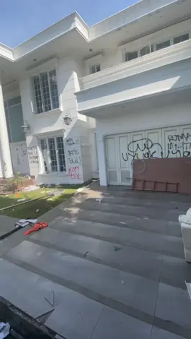 Kehadiran papan bunga dari berbagai pihak ini mempertegas bahwa di balik terpaan isu, masih ada suara yang membela kebenaran dan mengapresiasi kerja keras Uya Kuya selama ini. @Uya Kuya #uyakuya #banturakyat 