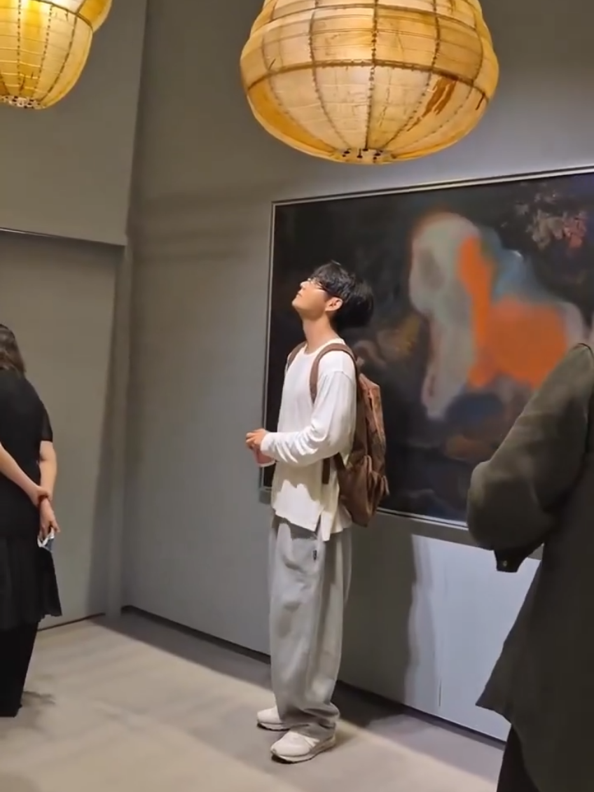 Taehyung terlihat mengunjungi Freize Seoul Art exhibition hari ini 🐻 Masya Allah bangeett kamu Boo🫶🏻🫶🏻🫶🏻🩷🩷🩷 #v #viral #taehyung #kimtaehyung #thv #kth #vrasya9295 