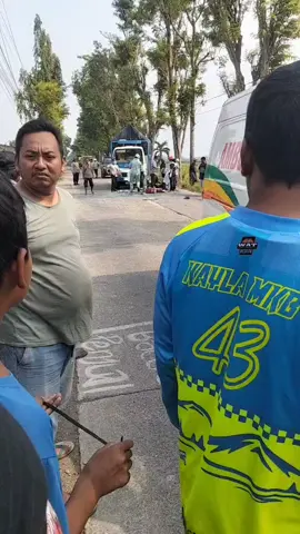 Pengendara motor mau Nyalip truk sepeda motor nya gak ngatasi gas nya dan terjadi laka #kecelakaan #ambulance #police  #jombang #fyp 
