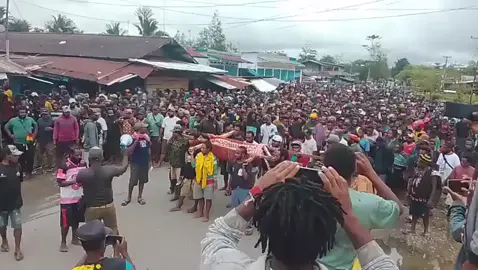 Aktual! Rakyat Papua di ibukota Dekai, berkumpul hentikan aktivitas kantor, kebun dsb, atas kematian Vicktor Deal yang dibubuh polisi. Sementara, sedang menuju polres Yahukimo, ibukota Dekai.