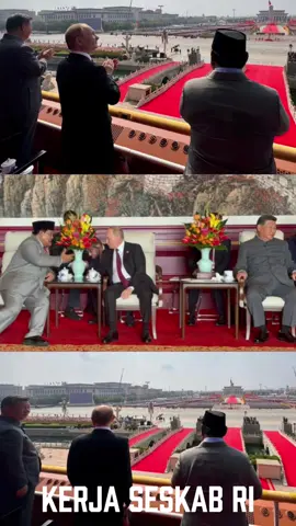 Seskab Teddy mendampingi Presiden Prabowo menghadiri parade militer dalam rangka peringatan 80 tahun Victory Day sekaligus parade militer di Tiananmen Square, Beijing, China, Rabu (3/9/2025). Acara untuk memperingati kemenangan China atas pendudukan Jepang itu dihadiri oleh sejumlah pemimpin dunia. Diketahui Presiden Prabowo Subianto mendadak bertolak ke Beijing, Tiongkok, memenuhi undangan resmi Presiden Xi Jinping. Kehadiran Presiden Prabowo diminta secara khusus oleh pemerintah Tiongkok, paling tidak untuk satu hari, dalam rangka peringatan 80 tahun dan parade militer yang digelar di Beijing. #PresidenPrabowo #teddyindrawijaya
