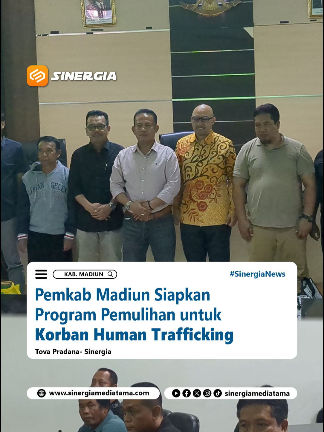 Sinergia | Kab. Madiun – Pemerintah Kabupaten (Pemkab) Madiun merespons cepat kasus enam warganya yang diduga menjadi korban perdagangan manusia saat bekerja di Guinea Ekuatorial, Afrika. Para korban tiba di kampung halaman pada Rabu (03/09/2025) dan langsung mendapat bantuan sosial berupa paket bahan pangan. Enam korban tersebut berasal dari Kecamatan Saradan (4 orang), Gemarang (1 orang), dan Mejayan (1 orang). Mereka sebelumnya bekerja di Guinea Ekuatorial sebagai penebang kayu keras dan operator alat berat untuk menghidupi keluarga. Namun sayangnya, mereka menghadapi berbagai masalah yang tidak jelas di tempat kerja, hingga memutuskan pulang. Tonton berita selengkapnya di Channel Youtube Sinergia Mediatama #Harmonis #HariWuryanto #BupatiMadiun #dr.PurnomoHadi #WabubMadiun #PerdaganganManusia #Guinea #BeritaTerkini #KabupatenMadiun #BeritaMadiun #InfoMadiun #BeritaMagetan #BeritaNgawi #BeritaPonorogo #BeritaKabMadiun #SinergiaNews #SinergiaMediatama