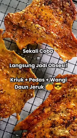 Kriuknya tuh beneran nagih banget 😋🔥 Pedasnya nampol, ditambah wangi daun jeruk yang bikin makin gurih! 🌿 Hati-hati ya… sekali coba bisa langsung abis 1 bungkus sendiri 🤭 Laper? Klik keranjang kuningnya sekarang 🛒✨ --- #keripikkulitajam #snackenak #keripikkriuk #snackmurah #snackpedas 