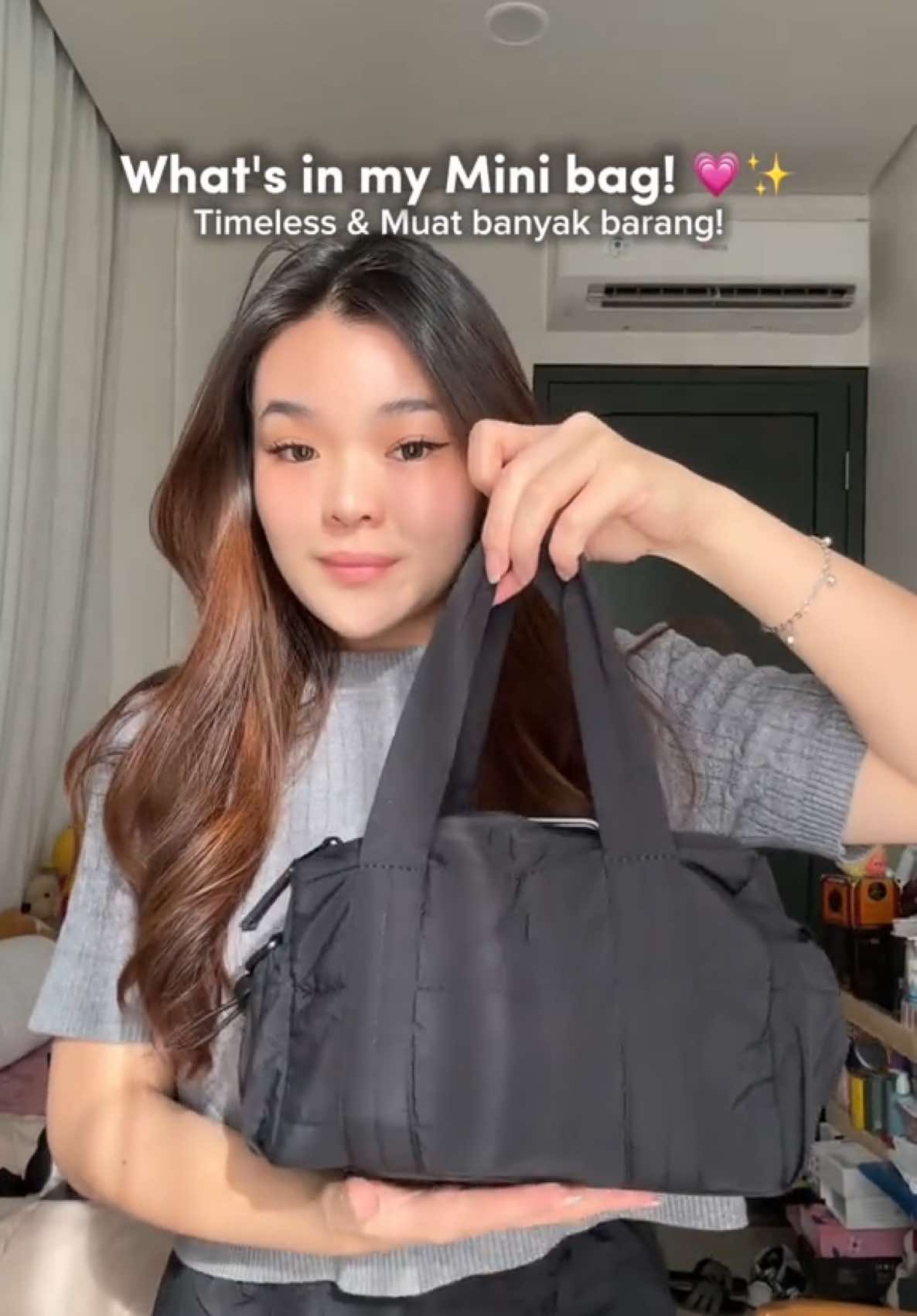 kecil kecil tapi berguna banget. punya banyak compartment, barang' jadi lebih rapi! 🤩💗 tasnya ringan & puffy taro barang jadi lebih flexibel + waterproof juga! & ada tali panjangnya jugaa ✨ menurut aku ini kepake banget sih!  #bagsmart #bagsmartminigymbag #bagsmartmusthave #rekomendasitas #bagsmartid 