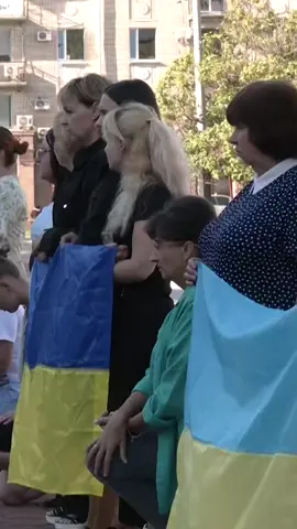 У Кропивницькому попрощалися із старшим сержантом Олександром Барахманським. Він загинув 17 липня 2024 року поблизу міста Часів Яр Донецької області. Рік вважався зниклим безвісти. Йому було 34 роки. Дорогою на Далекосхідне кладовище траурний кортеж зупинився біля площі Героїв Майдану.🕊️🕯️💔🙏😭🇺🇦💪👥