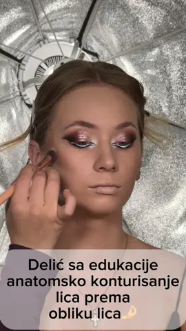 Na našim edukacijama u školi šminkanja uči se sve do najsitnijih detalja. Kroz ovaj video želim da vam pokažem jedan maleni deo onoga što se uči, a to je anatomsko konturisanje, odnosno senčenje lica prema obliku lica. Jer, nemaju svi isti oblik lica i zato ne možemo svakoga isto konturisati. Ja lično šminkanje doživljavam kao umetnost – jer ono to i jeste – i uvek kažem polaznicama da se sete likovne kulture i crtanja portreta, kada ste lice delili na određene celine. Tako i ja delim lice na tri dela, što uvek objasnim na edukacijama – zašto i zbog čega. Takođe, volim da dam praktične smernice. Ako vam je teško da odredite odakle da krenete sa nanošenjem kontura, setite se ušne školjke. To vam je dobra polazna tačka. Ipak, ja lično volim da konturu malo podignem ka gore, jer tada lice dobija lepši oblik. Sve što ide ka gore izgleda svežije i mlađe. Naravno, veoma je bitno da se ne pretera sa proizvodom i da se vodi računa o samom tehničkom nanošenju. To je nešto što na edukacijama detaljno prolazimo – jer pravilno nanošenje je razlika između urednog i „teškog“ izgleda. Ako ovo ne znate, lako se prave greške: kontura se spušta prenisko pa lice izgleda „tužno“, nanese se previše proizvoda pa ten izgleda prljavo ili se senke ne izblendiraju dovoljno pa ostanu oštre i neuredne linije. Sve te greške pokazuju koliko je bitno da se konturisanje uči uz pravilan pristup i vežbu. Sve ovo sam detaljno pokazala u samom videu. A ukoliko i vi želite da naučite sve ove tehnike, naša škola šminkanja počinje 27. septembra i ostalo je samo još jedno mesto. Za sve informacije pišite mi u DM. #fyp #makeuptutorial  #sminka #makeuphacks #viral 
