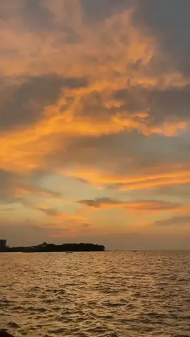 Kata bena jangan menyelam terlalu dalam. Cukup pandangi saja aku😊