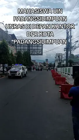 Mahasiswa UIN PADANGSIDIMPUAN turun ke jalan.  menyampaikan sejumlah tuntutan kepada Dpr. salah satunya tentang UUD perampasan aset. dan bebaska mahasiswa yg di tangkap di manapun berada. #padangaidimpuan #mahasiswa #orasi #unjukrasa #aksidamai 