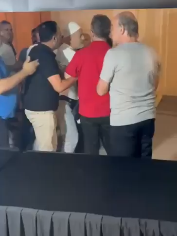 ATATÜRK'TEN RAHATSIZ OLDULAR!  Bursa Büyükşehir Belediyesi, Nilüfer Kültür Mahallesi’ndeki Akşemsettin Camii bahçesinde de yatsı namazı sonrası Mevlit Kandili dolayısıyla cemaate tatlı ikram etmek istedi. Tatlı dağıtmak için kurulan standın yanına Türk Bayrağı ve Atatürk Bayrağı konulmasına cemaat tepki gösterdi.   Bayrakları kaldırmak isteyenlerle BBB ekipleri ve Nilüfer Belediye Meclisi Üyeleri arasında arbede çıktı.