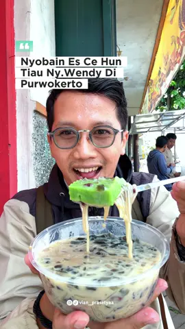 Es Viral di kota-kota besar sekarang udah ada di Purwokerto nih gaes ‼️ . . Es Ce Hun Tiau Ny.Wendy isannya lengkap banget ada Sagu Gunting, Kacang Merah, Cincau Hitam, Ketan Hitam dan Ada Kue Bongkonya Beehh Rasanya Muantepppp‼️ . . . 📍Jln Jend. Soedirman No.696 Purwokerto  ⏰ 10.00 - 20.00 💵 Es Ce hun tiau Rp25.000 💵 Es Bongko Rp 20.000 Markicob 🫵🏻 #viral #kulinerpurwokerto #jajanpurwokerto #fypシ #vian_prasetyaa 