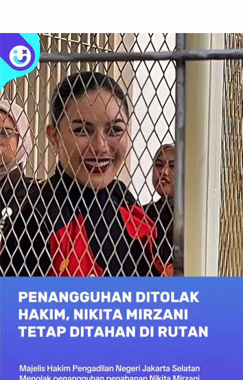 Penangguhan Penahanan Ditolak Hakim, Nikita Mirzani Tetap Ditahan. Sidang lanjutan kasus dugaan pemerasan dan TPPU dengan terdakwa Nikita Mirzani kembali digelar di Pengadilan Negeri Jakarta Selatan pada Kamis, 4 September 2025. Dalam sidang tersebut, Nikita hadir secara online dari Rutan Pondok Bambu, Jakarta Timur. Salah satu penasihat hukum Nikita Mirzani kembali menyinggung soal permohonan penangguhan penahanan untuk klien mereka. Hakim ketua pun langsung memberikan tanggapan setelah bermusyawarah dengan majelis. Kairul Soleh, Hakim Ketua Pengadilan Negeri Jakarta Selatan saat ini, mengumumkan menolak pengajuan penangguhan penahanan dari Nikita Mirzani. Meski demikian, Kairul Soleh tak menjelaskan detail perihal alasan hakim menolak pengajuan penangguhan penahanan tersebut. Kemudian, persidangan kembali ditunda dan dilanjutkan pada Kamis, 11 September 2025, dalam agenda pemeriksaan ahli dari Jaksa Penuntut Umum (JPU) lantaran Nikita Mirzani sakit gigi. #NikitaMirzani #RezaGladys #Sidang #Penahanan #Ditolak 