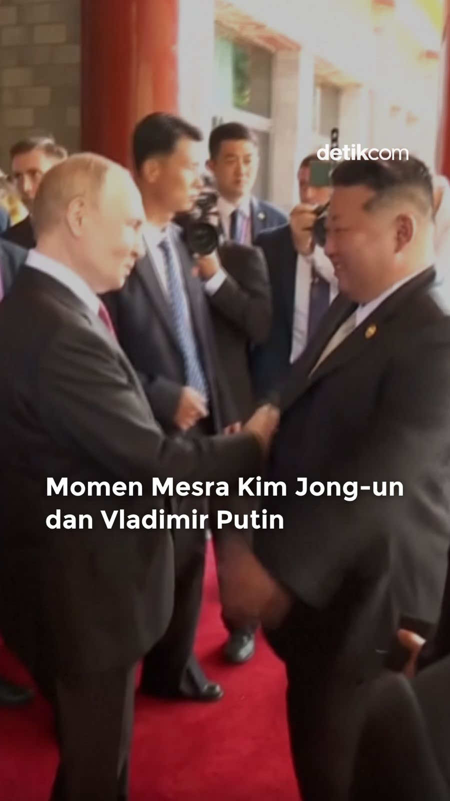 Kedua pemimpin tersebut sebelumnya berjalan bersama usai menghadiri parade di Beijing. Momen kebersamaan mereka ini terekam dalam video yang menunjukkan keakraban di tengah ketegangan global. Sebagai informasi, Rusia dan Korea Utara terikat dalam perjanjian pertahanan bersama yang diteken tahun 2024. Keduanya juga sama-sama menghadapi sanksi internasional yang berat dari negara-negara Barat. Baca berita selengkapnya hanya di detik.com! Creator: Gaby #kimjongun #vladimirputin #detikcom #beijing