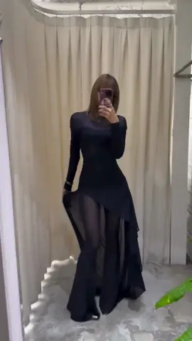 SHE BODY GO WILD 🖤 THE DRESS  HELLOOO?? #LISA #LALISA #BLACKPINK #LISAxLLOUD 