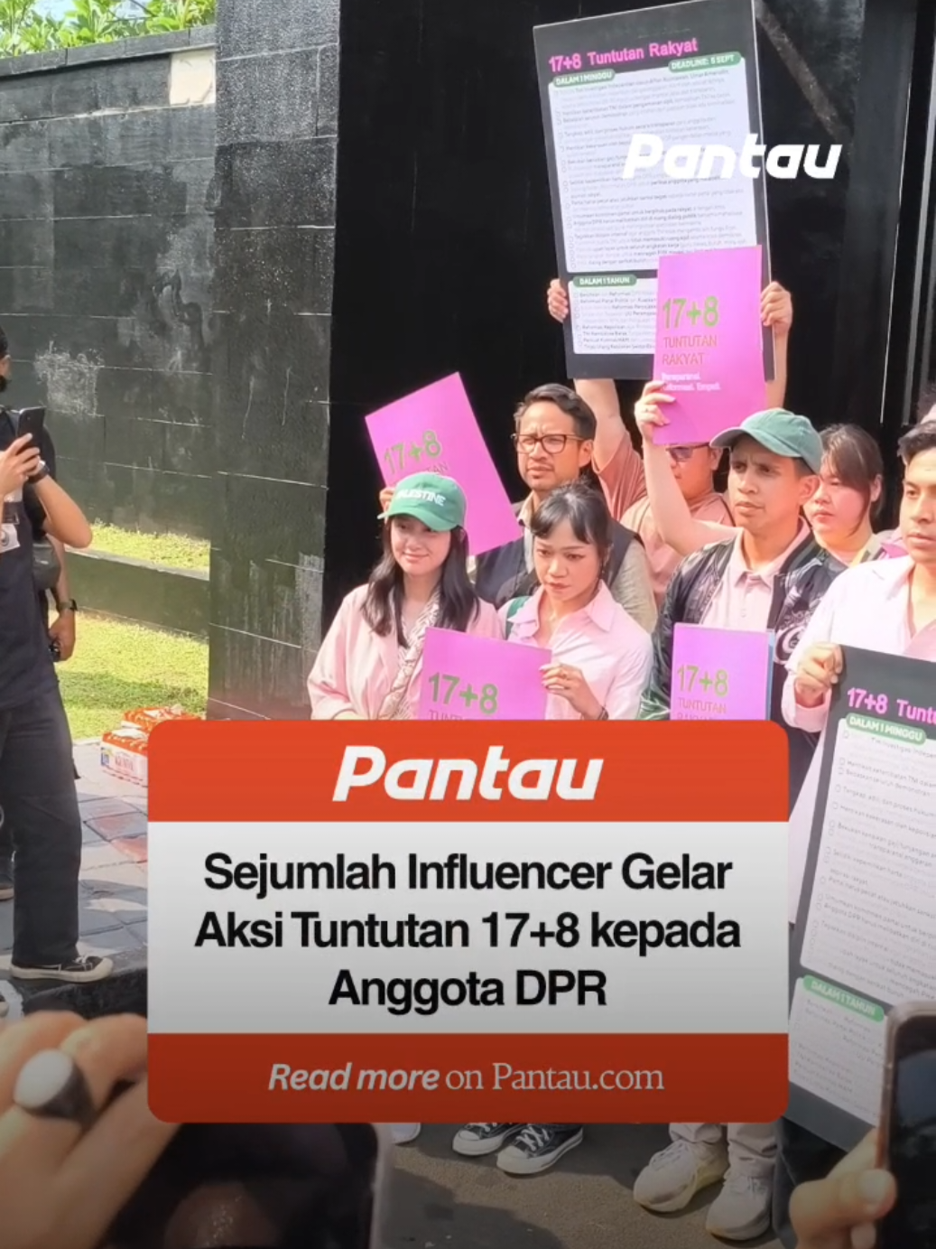 Sejumlah influencer mendatangi Gedung DPR RI untuk menyerahkan isi tuntutan 17+8 kepada anggota dewan. Dalam aksinya, para influencer menginginkan agar DPR tidak hanya sekadar lips service dalam mendengarkan aspirasi masyarakat sipil #influencer #dpr #sipil #pantaucom 