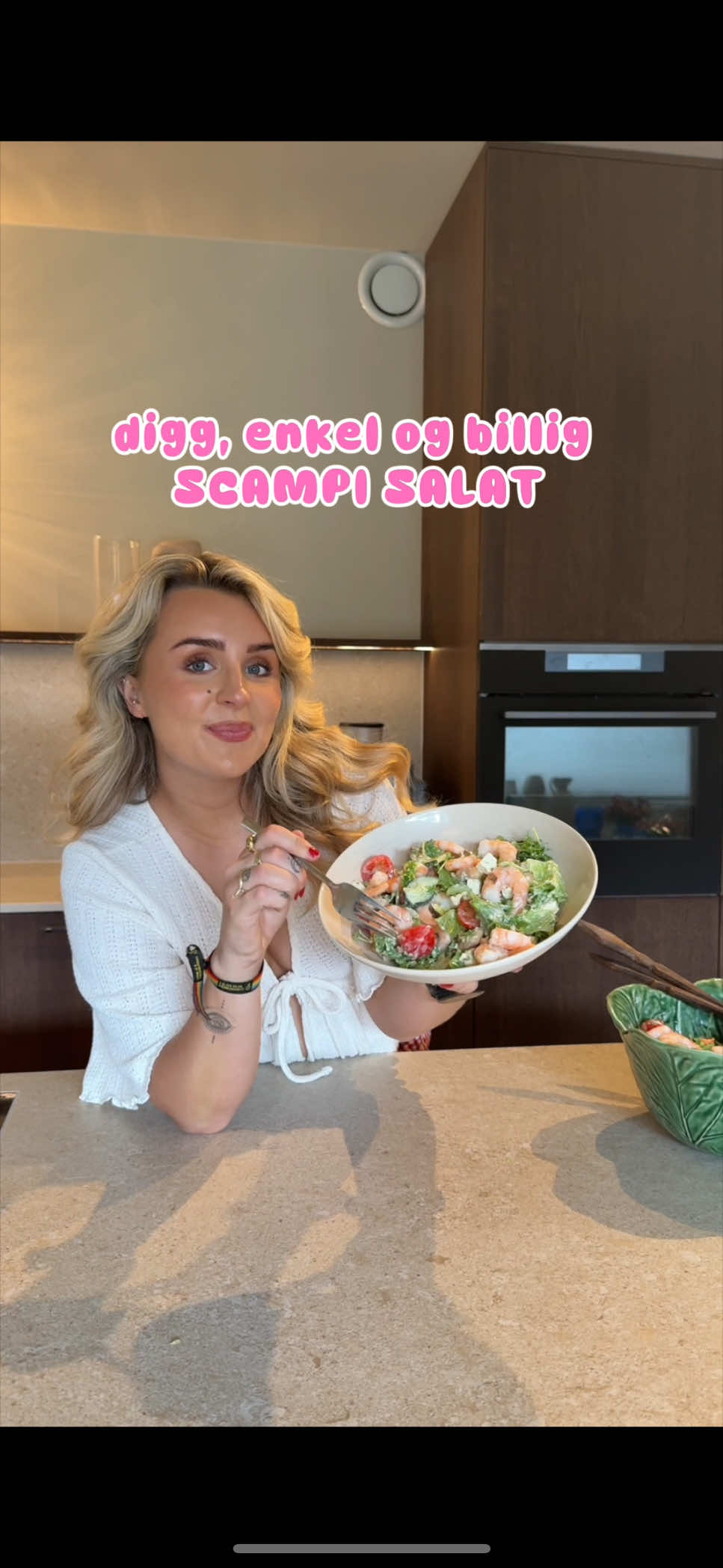 Annonse @Bunnpris Norge 💛🖤Denne scampisalaten er min go-to etter lange dager🫶🏼 digg, enkel og billig!  Oppskrift⬇️ Kokt scampi fra Bunnpris Billig Middag  Salat Agurk  Tomat  Stangselleri  Avokado  Kruspersille og/eller dill  Hvite bønner Linser Creme fraiche Majones Salat  Pepper Litt sitron  Hvitløk #Bunnpris #BilligMiddag #Middagstips