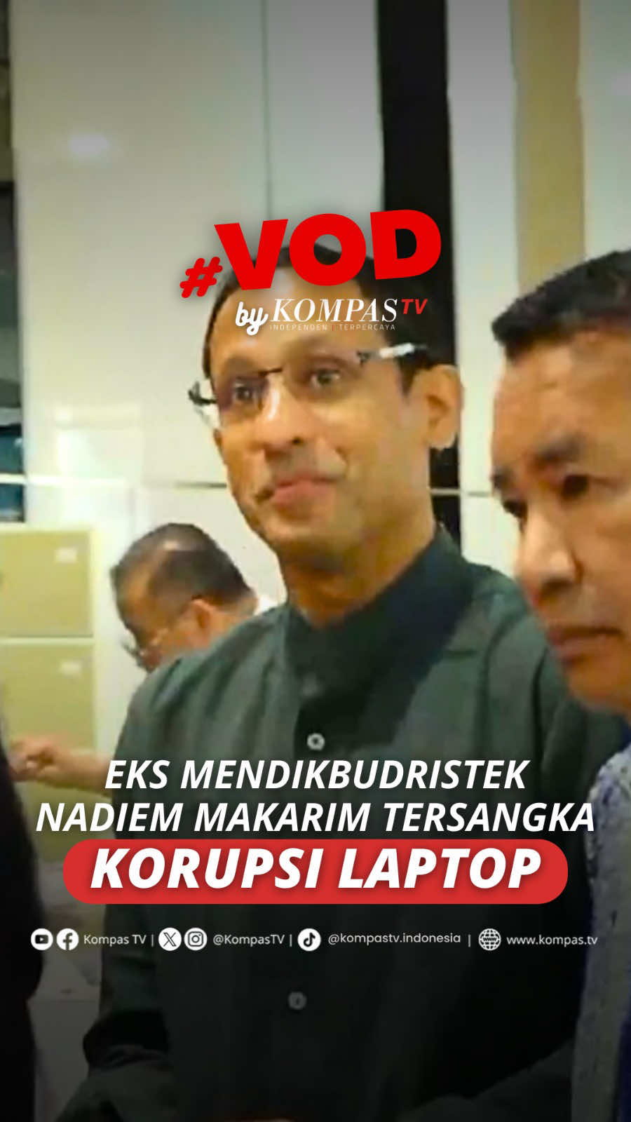 Kejaksaan Agung (Kejagung) menetapkan mantan Menteri Pendidikan, Kebudayaan, Riset, dan Teknologi, Nadiem Makarim sebagai tersangka dalam kasus korupsi pengadaan laptop berbasis Chromebook (4/9) Status tersangka tersebut ditetapkan setelah penyidik Kejagung memeriksa sekitar 120 saksi dan 4 orang ahli terkait perkara ini. Tuliskan komentarmu dan dapatkan berita terkini lainnya di www.kompas.tv serta youtube.com/kompastv #VODKompasTV