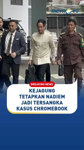 Kejaksaan Agung (Kejagung) menetapkan mantan Mendikbudristek Nadiem Anwar Makarim (NAM) sebagai tersangka kasus korupsi pengadaan sistem Chromebook di Kemendikbudristek. Keputusan ini diambil berdasarkan hasil gelar perkara. “Pada sore dan hasil dari ekspose, telah menetapkan tersangka baru dengan inisial NAM,” kata Kapuspenkum Kejagung Anang Supriatna di Gedung Merah Putih KPK, Jakarta Selatan, Kamis, 4 September 2025. Anang mengatakan, keterlibatan Nadiem dalam kasus ini diperkuat dengan keterangan saksi dan bukti yang ditemukan. Ada juga ahli yang diperiksa untuk menguatkan keyakinan penyidik menetapkan Nadiem sebagai tersangka. “Kurang lebih 120 (saksi) dan juga empat ahli,” ujar Anang. Nadiem diperiksa hari ini. Eks Mendikbudristek itu belum keluar dari ruang pemeriksaan saat pengumuman dilakukan Kejagung. #MetroTV #tiktokmetrotv #berita #viral #fyp #chromebook #nadiemmakarim #KPK #kejagung #mendikbudristek