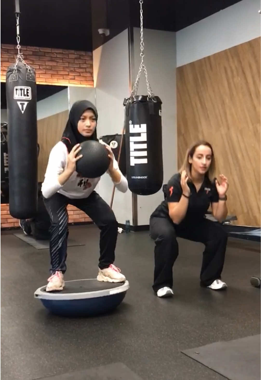 #gymday part 1 @Jasmine Zaini  program: core, strength, speed personal trainer: @Kiana Arbouni  📍@LifenFitness EkoCheras  🧕@Raqtive  #mashaaallah #fatheenqaisara
