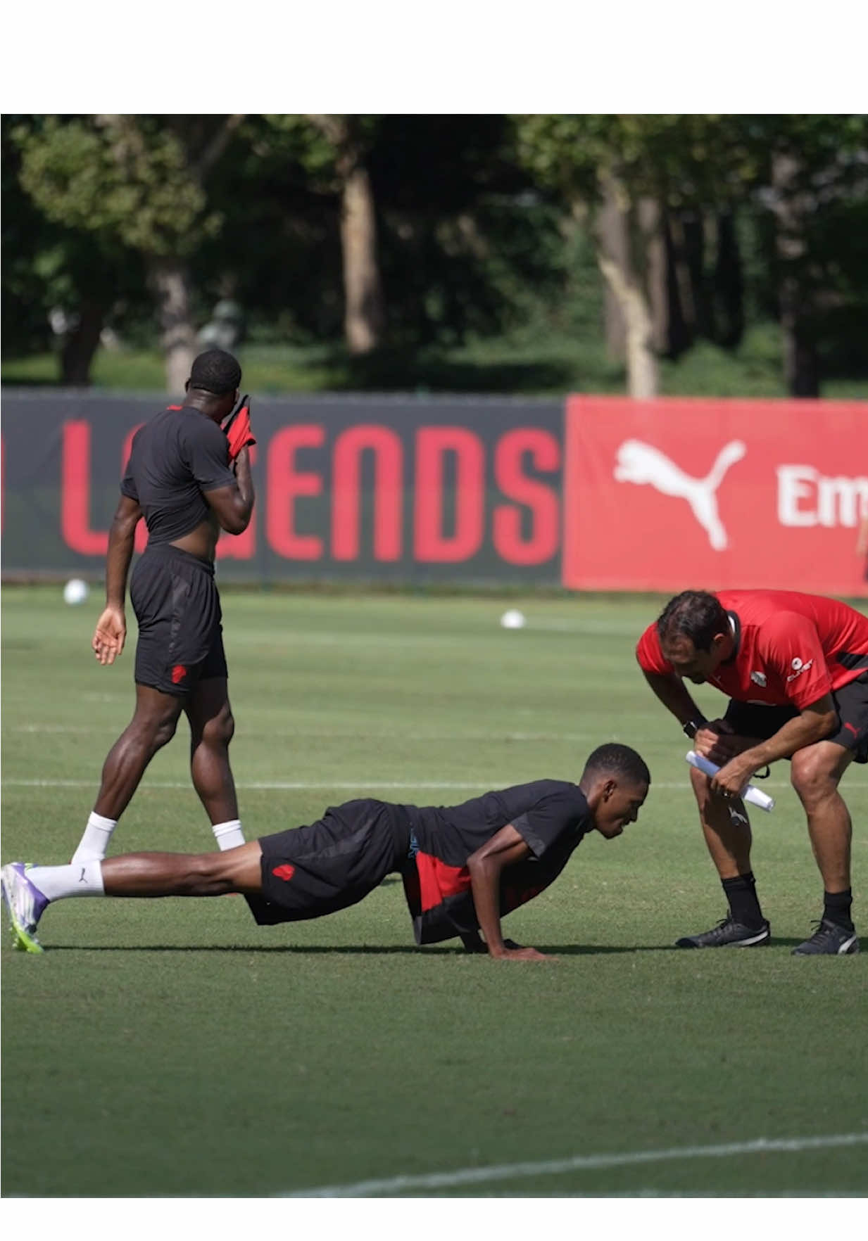 No pain, no gain 😅❤️🖤 #acmilan #tiktokfootball #TikTokCalcio 