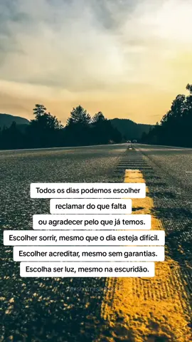A vida é feita de escolhas silenciosas, aquelas que ninguém vê mas mudam tudo. Todo dia o mundo nos oferece dois caminhos: o peso de reclamar ou a leveza de agradecer. Mesmo quando as nuvens cobrem o céu, ainda existe espaço pra um sorriso tímido, pra um passo de fé, pra uma esperança teimosa. A ausência de garantias não precisa ser ausência de confiança, às vezes é ela que nos ensina a acreditar de verdade. Ser luz quando tudo parece escuro não é negar a dor, é decidir não deixar que ela vença. E cada vez que você escolhe gratidão, sorriso e fé, a vida muda de cor por dentro e por fora. ✨ ___ #bomdia #goodvibes #inspiration #motivation #frasesmotivadoras 