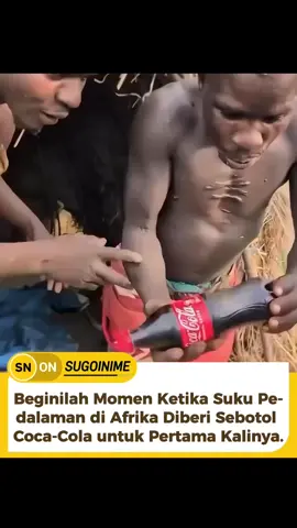 Video tentang suku pedalaman di Afrika yang terlihat kebingungan saat diberi sebotol Coca-Cola pertama kali sempat viral di media sosial.  Namun, sebagian besar konten tersebut bukan dokumentasi asli, melainkan rekayasa sosial eksperimen atau hiburan untuk menarik perhatian. Faktanya, Coca-Cola sudah dipasarkan di hampir seluruh negara, termasuk Afrika, sejak awal abad ke-20. Karena itu, kecil kemungkinan masih ada komunitas besar yang sama sekali belum mengenalnya.  #fyp #africa #afrika #cocacola #etnik